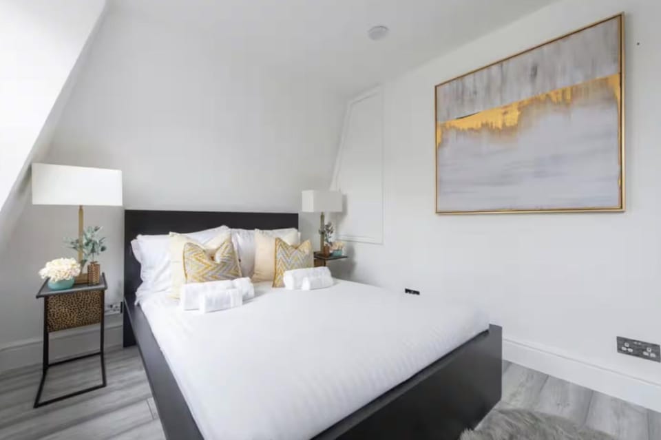 Modern 2BR 1BA in Trendy Notting Hill Apartment in City of Westminster