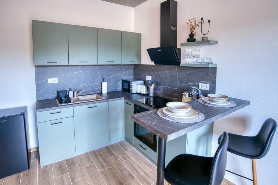 Coffee/tea facilities, Kitchen or kitchenette, Dining area, stove
