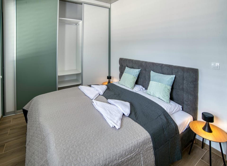 Bed, Photo of the whole room, Bedroom, wardrobe