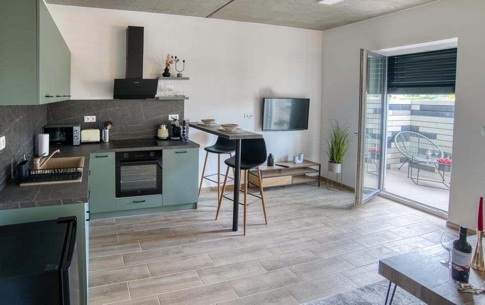 TV and multimedia, Coffee/tea facilities, Kitchen or kitchenette, Living room, Seating area, Dining area, stove, toaster