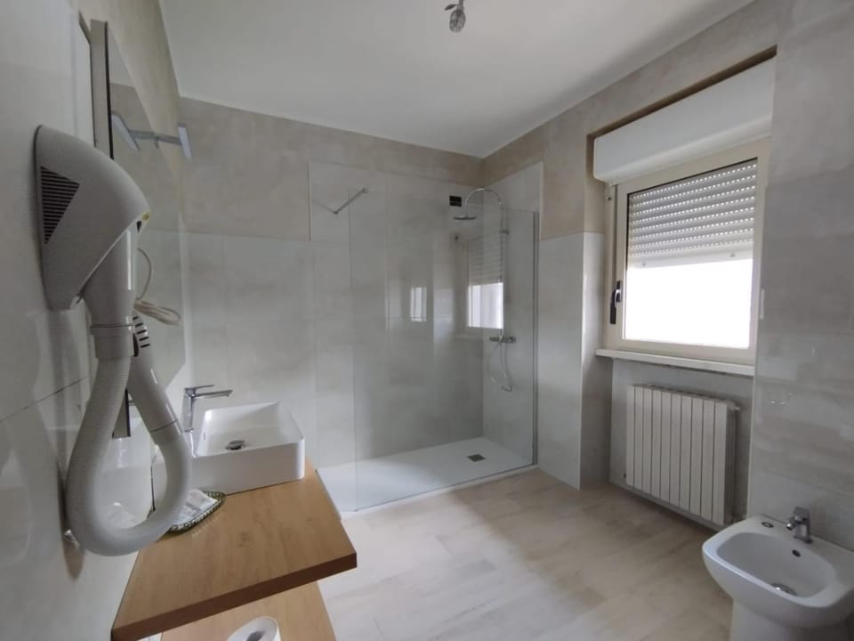 Shower, Toilet