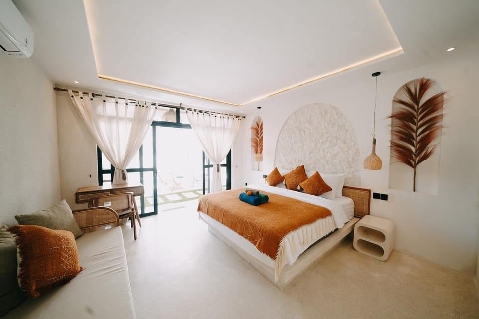 Bed, Photo of the whole room, Seating area, Bedroom, air conditioner