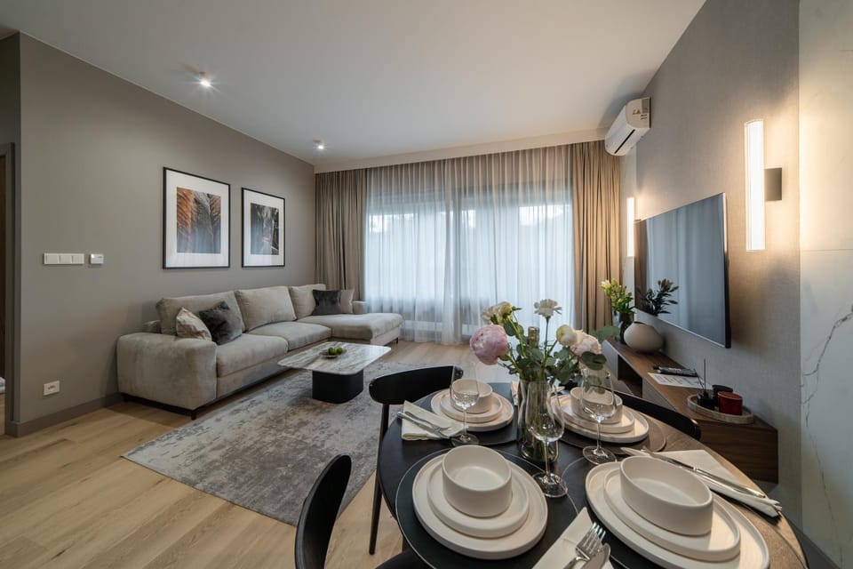 TV and multimedia, Living room, Seating area, Dining area
