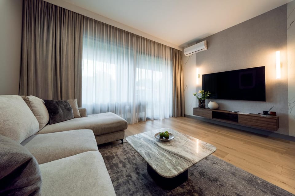 TV and multimedia, Living room, Seating area, Evening entertainment, air conditioner