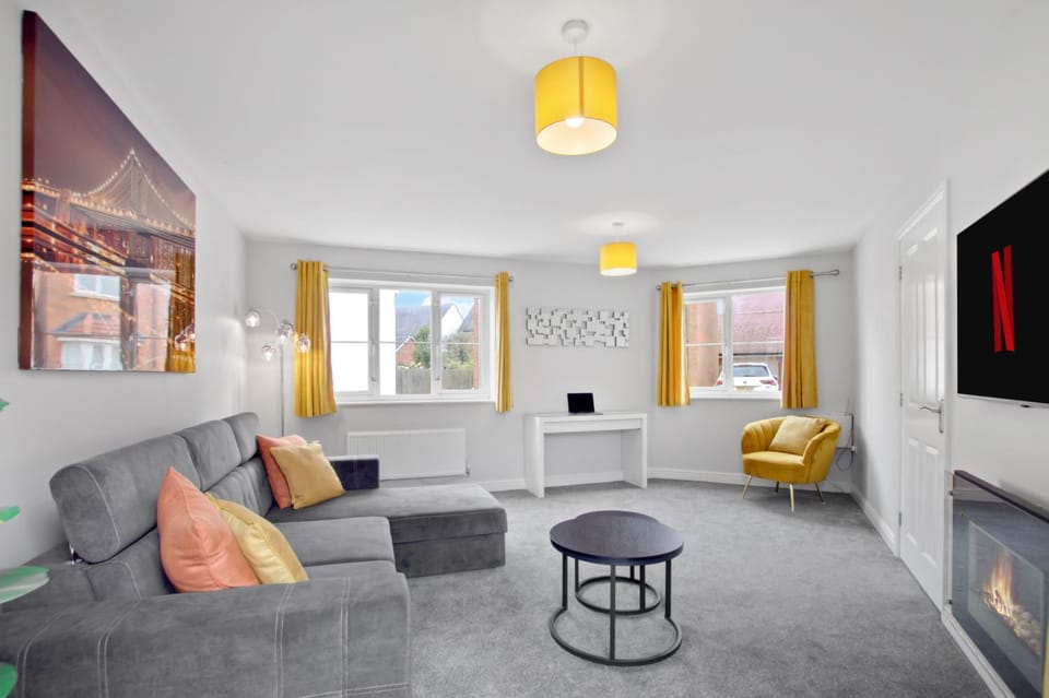 TV and multimedia, Living room, Seating area, Evening entertainment