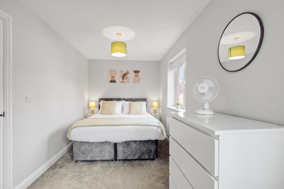 Bed, Photo of the whole room, Bedroom, wardrobe