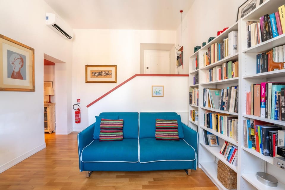 Photo of the whole room, Seating area