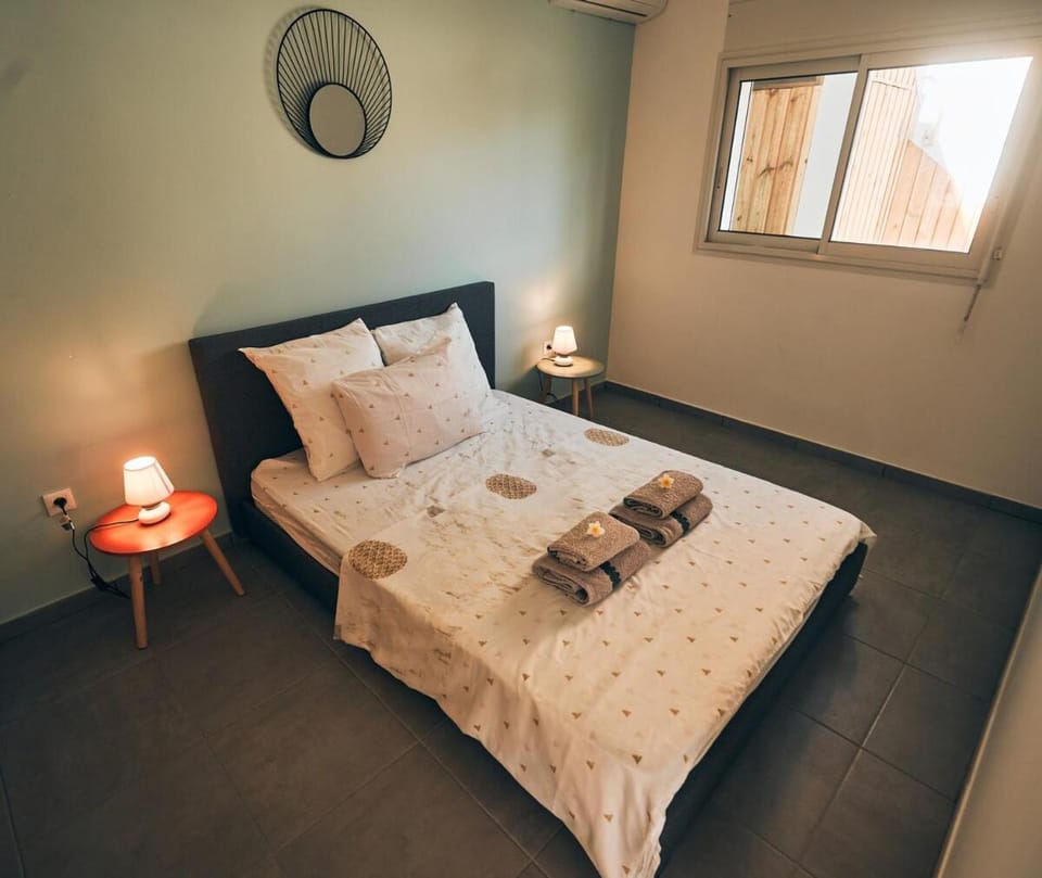 Bed, Photo of the whole room, towels