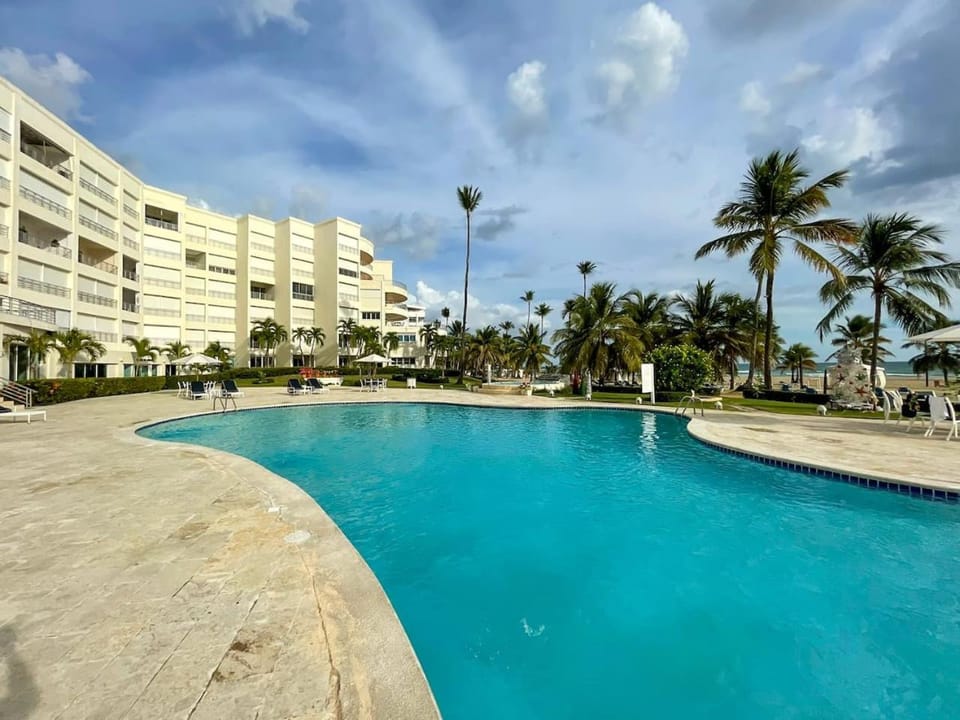 Property building, Day, Pool view, Swimming pool, sunbed