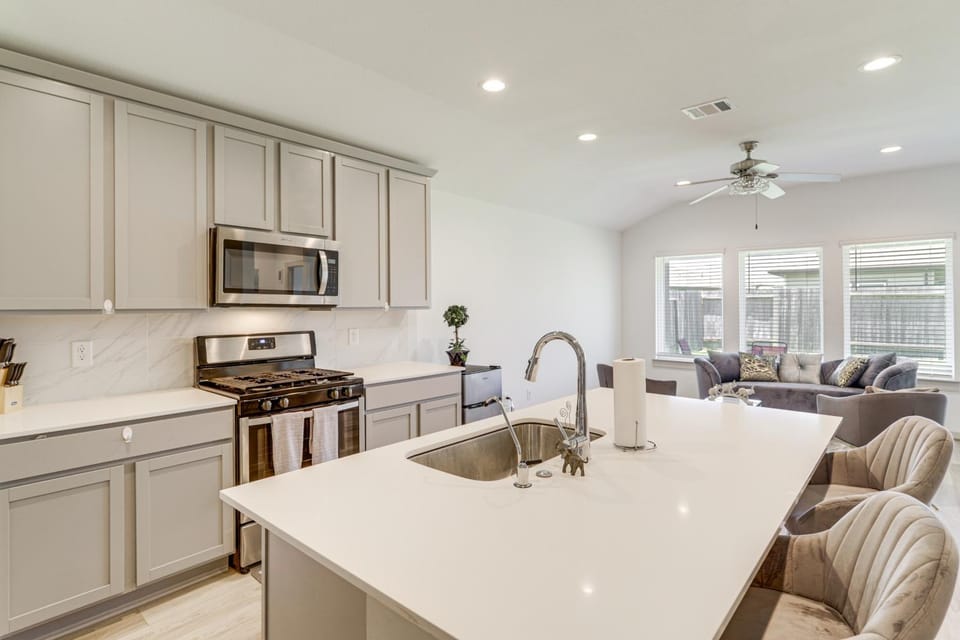 Fenced Yard: Quiet Family Home in Richmond House in Houston