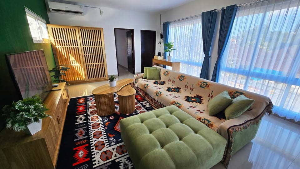 Communal lounge/ TV room, Living room, Seating area, air conditioner