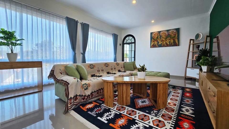 Communal lounge/ TV room, Living room, Seating area, air conditioner
