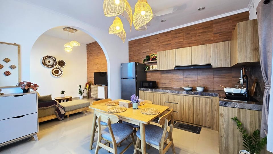 Kitchen or kitchenette, Seating area, Dining area, minibar, oven, stove, kitchen