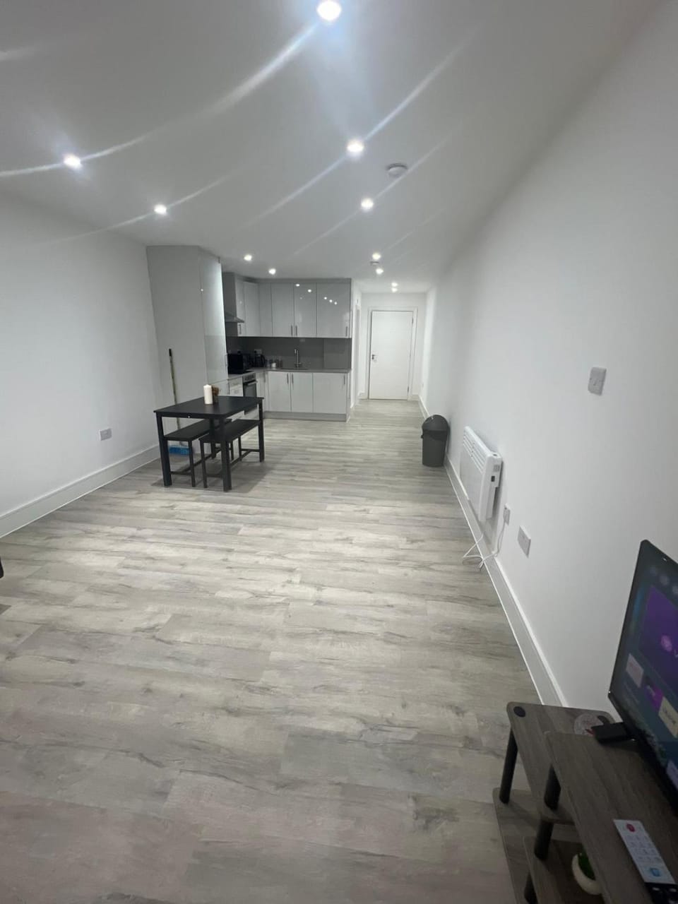 Modern Studio Near Heathrow, Tube and Hounslow High Street Apartment in Isleworth