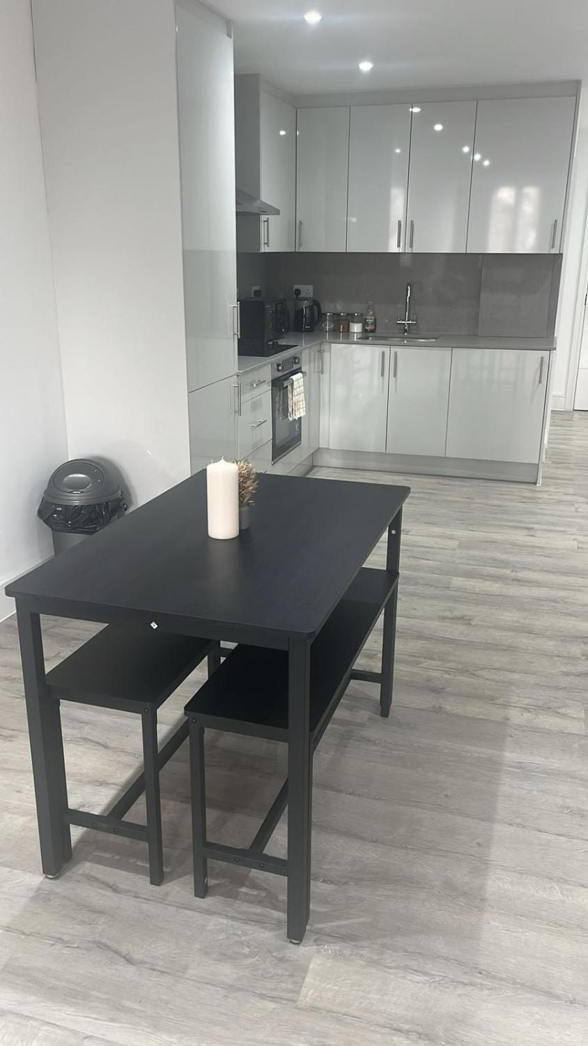 Modern Studio Near Heathrow, Tube and Hounslow High Street Apartment in Isleworth