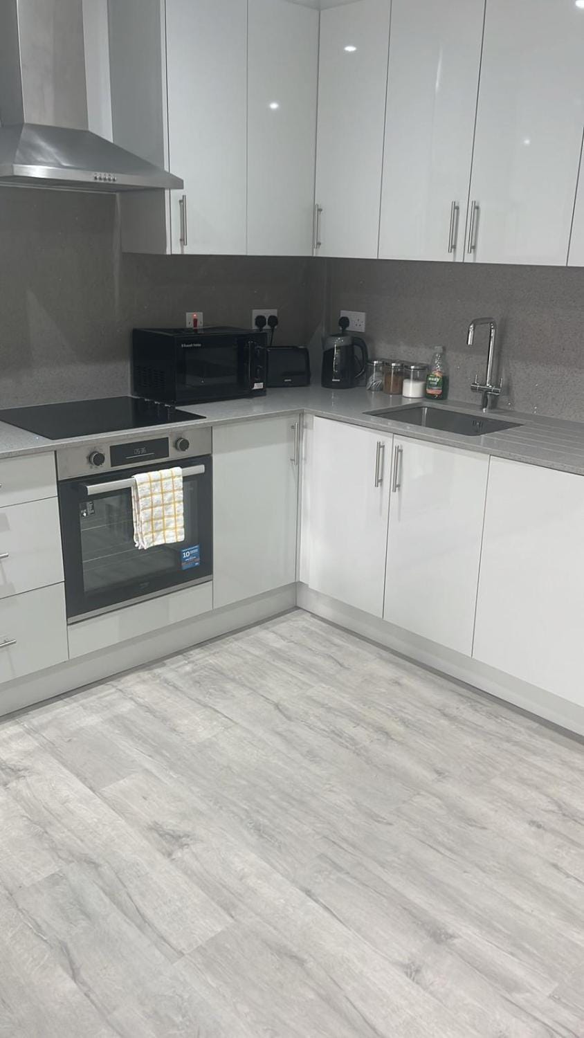 Modern Studio Near Heathrow, Tube and Hounslow High Street Apartment in Isleworth