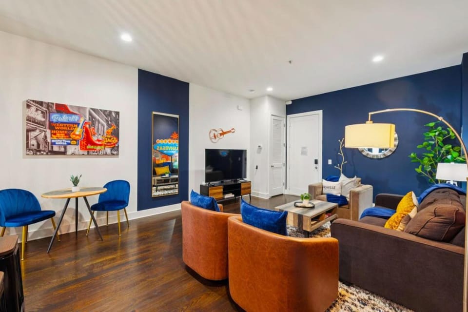 Fabulous NashVegas Loft Retreat near Vandy off West End Mins to Broadway House in Nashville