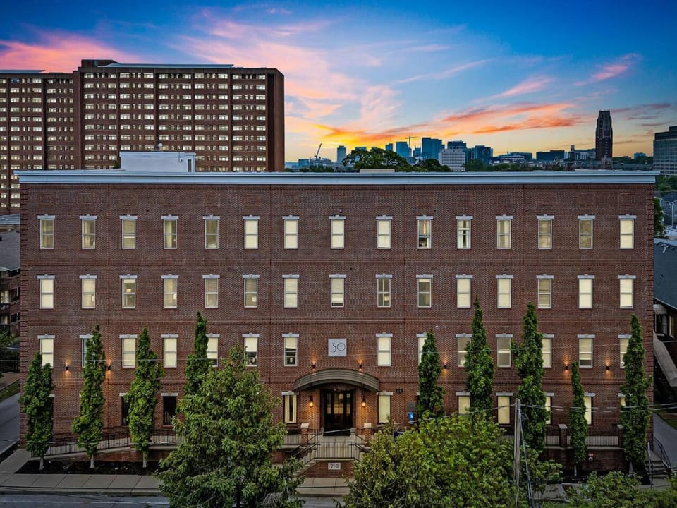 Fabulous NashVegas Loft Retreat near Vandy off West End Mins to Broadway House in Nashville