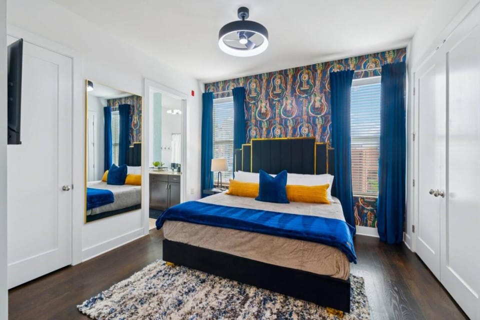 Fabulous NashVegas Loft Retreat near Vandy off West End Mins to Broadway House in Nashville