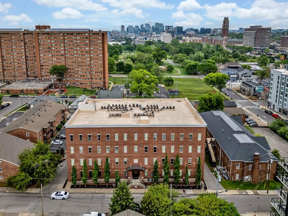 Fabulous NashVegas Loft Retreat near Vandy off West End Mins to Broadway House in Nashville