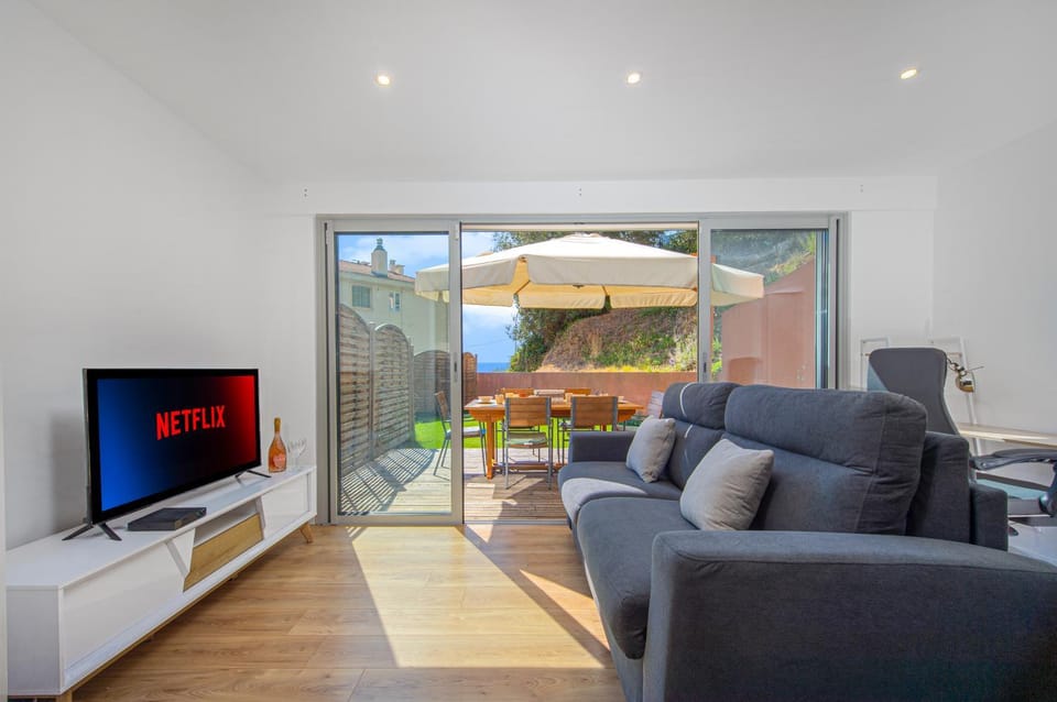 Communal lounge/ TV room, TV and multimedia, Living room, Seating area, Evening entertainment