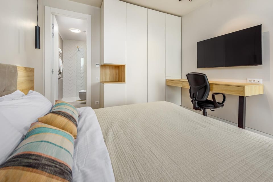 Bed, TV and multimedia, Photo of the whole room, wardrobe