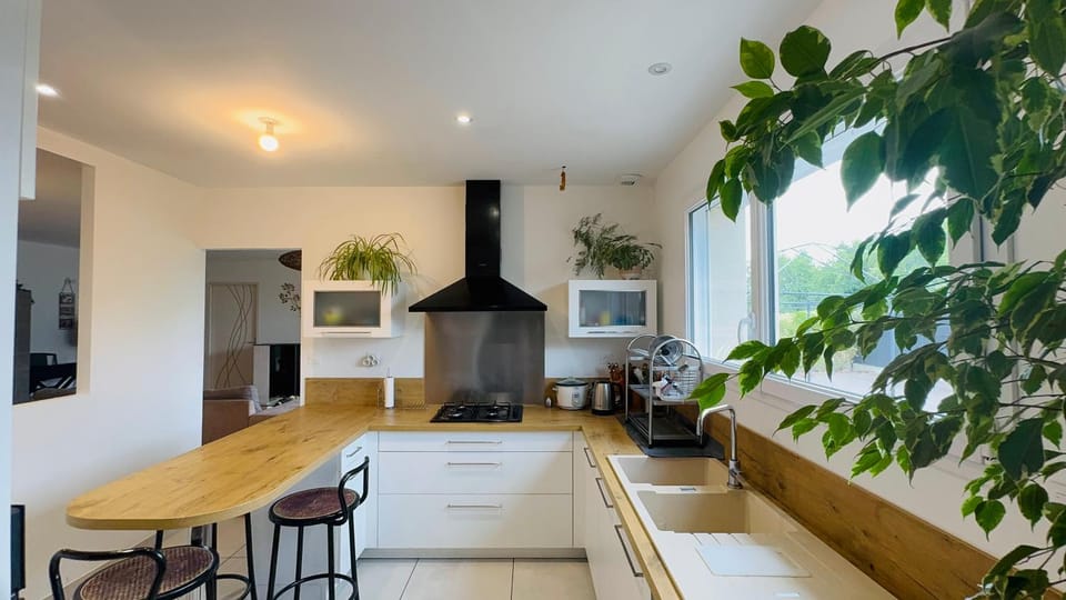 Coffee/tea facilities, dishwasher, oven, stove, washing machine, kitchen