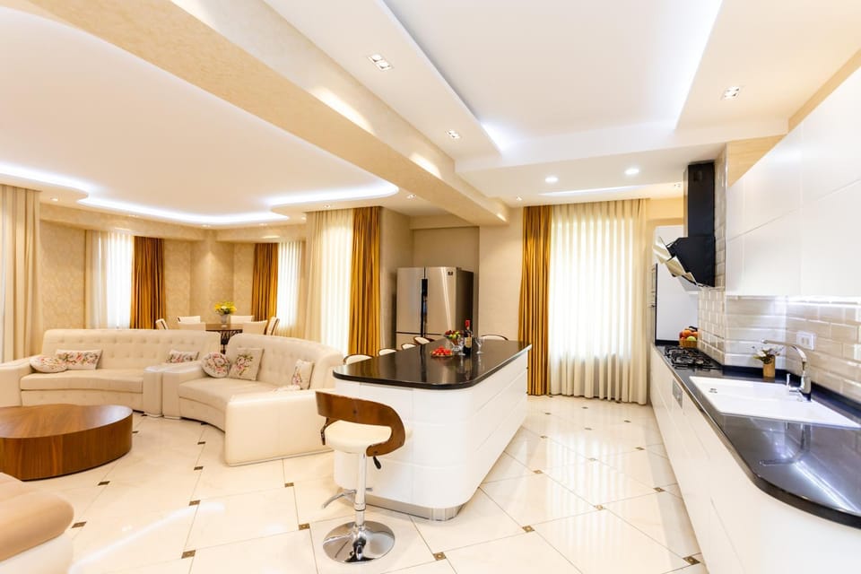 TV and multimedia, Kitchen or kitchenette, Living room, Seating area