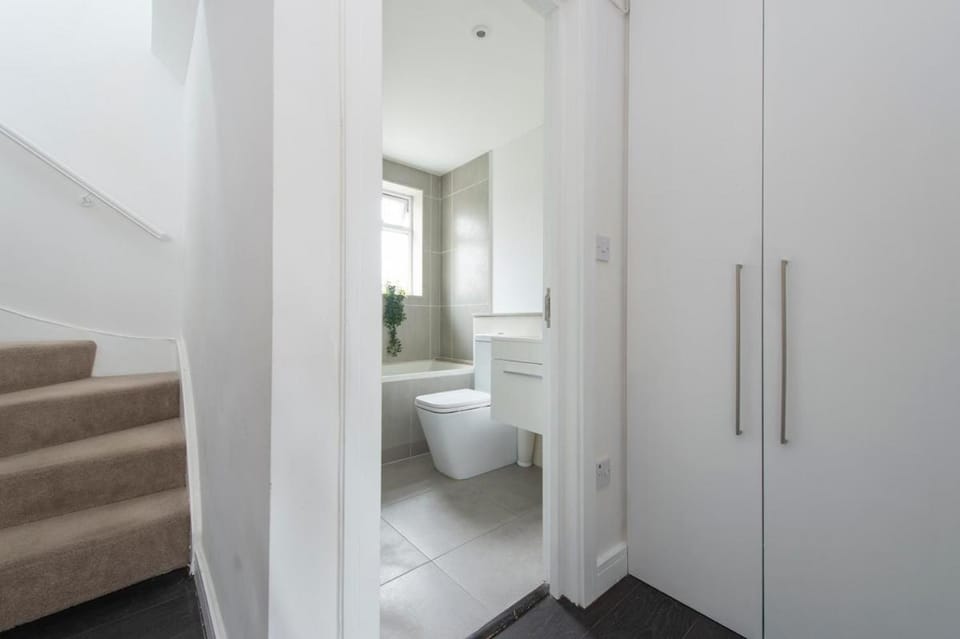 Luxury 2Bed, 2Bath Duplex 5 Mins to Hither Green Station Apartment in London Borough of Lewisham
