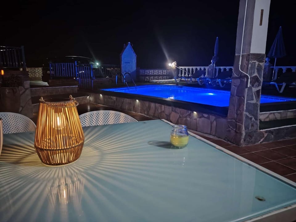 Night, Natural landscape, Food and drinks, Pool view, Swimming pool, Swimming pool, Drinks, sunbed