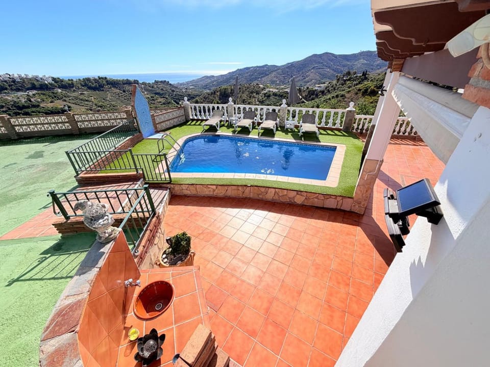 Patio, Day, Natural landscape, View (from property/room), Balcony/Terrace, Mountain view, Pool view, Swimming pool, sunbed