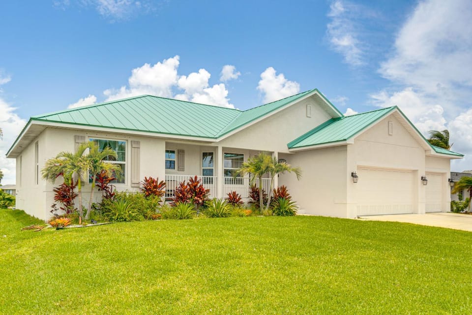 Golf Course-Facing Poolside Oasis in Rotonda West! House in Rotonda West