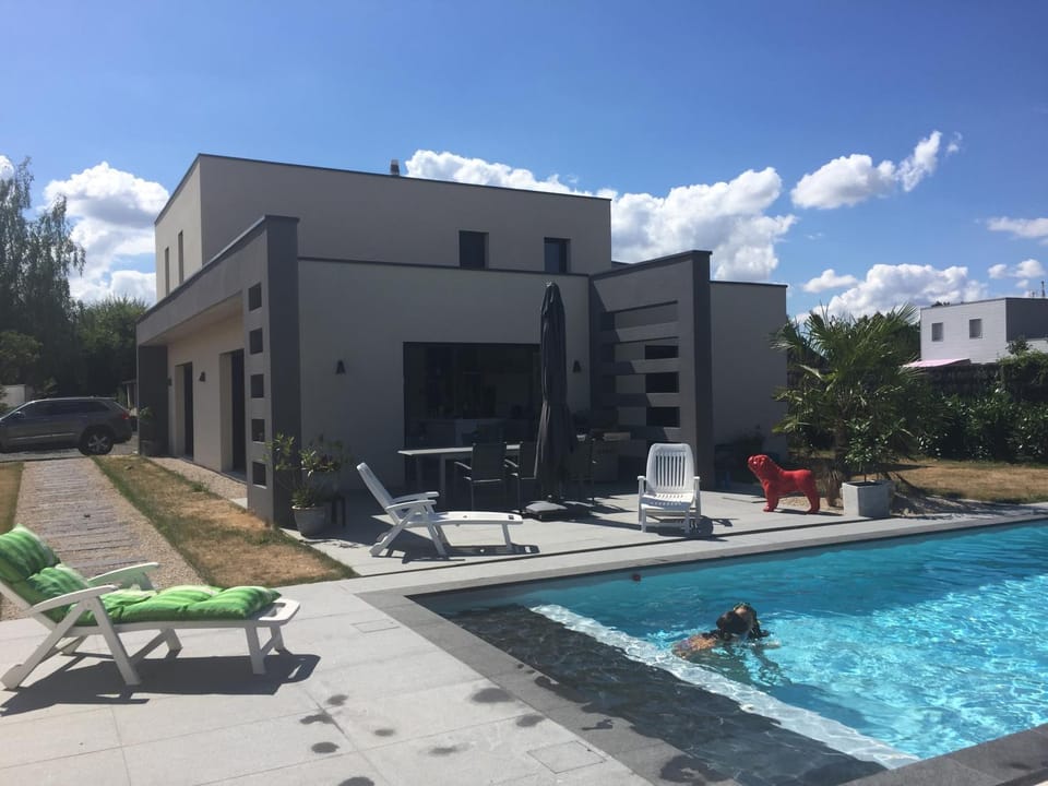Swimming pool, sunbed