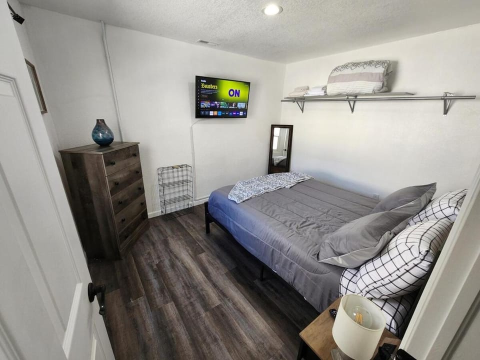 Bed, TV and multimedia, Photo of the whole room, Bedroom