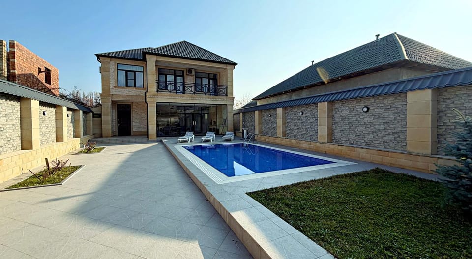 Property building, Day, Pool view, Swimming pool, sunbed