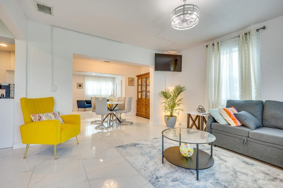 2 Mi to Hard Rock Stadium: Home w/ Spacious Yard House in Miami Gardens