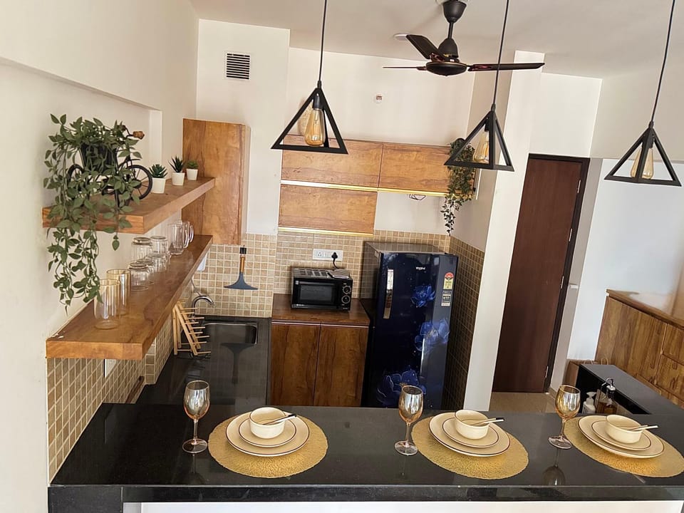 Coffee/tea facilities, Kitchen or kitchenette, Dining area, Food