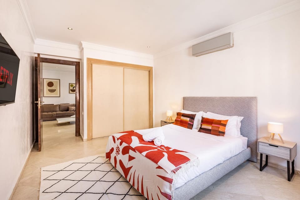 Bed, TV and multimedia, Photo of the whole room, Bedroom, towels, wardrobe, air conditioner