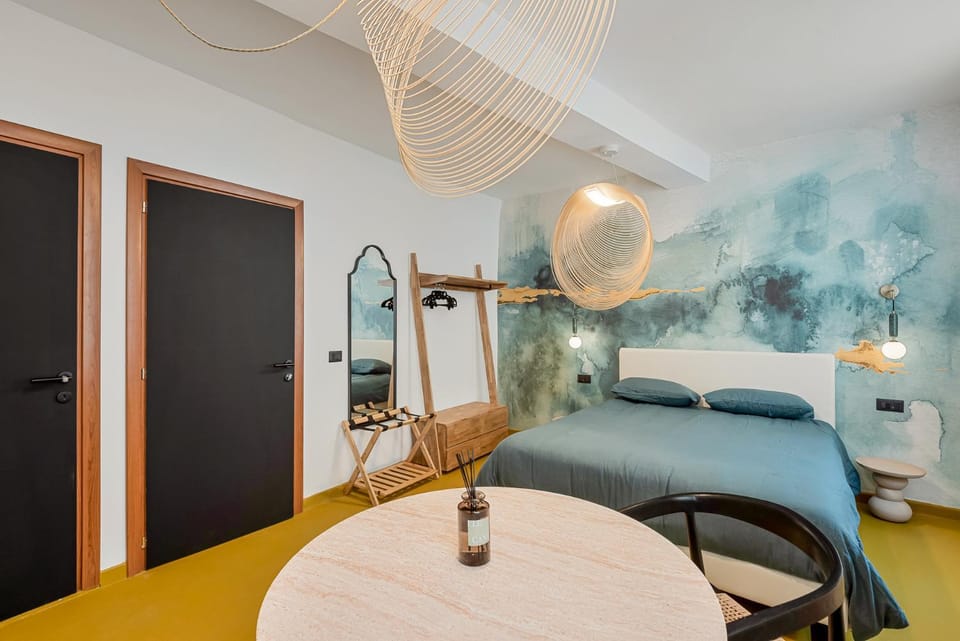 Bed, Living room, Photo of the whole room, Seating area, Bedroom