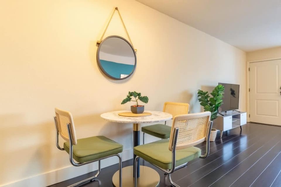 Boulevard Stays 8 mins to Downtown King Bed Pool Parking Gym 01 Apartment in Austin