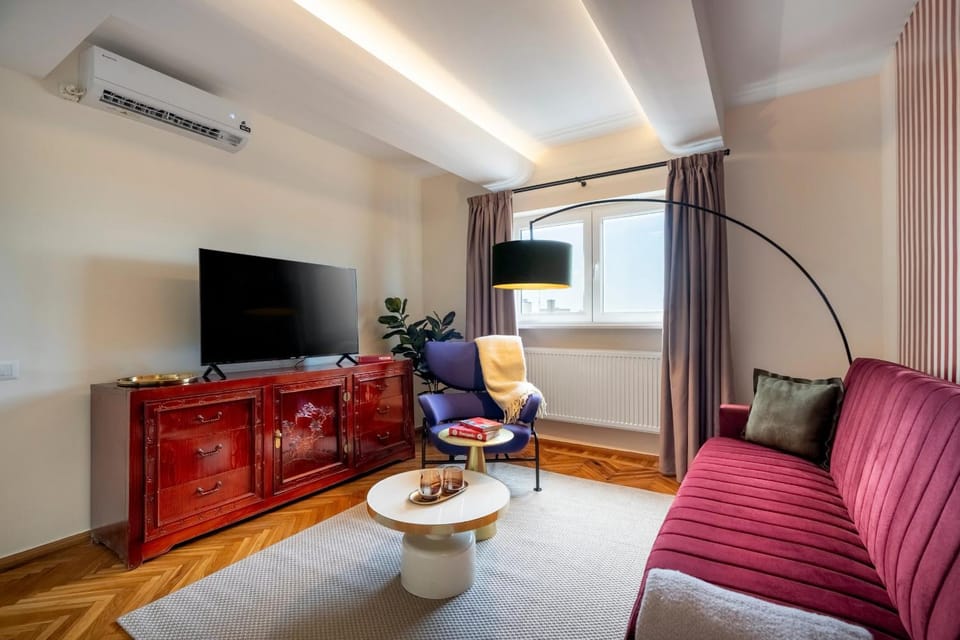 TV and multimedia, Living room, Seating area, air conditioner