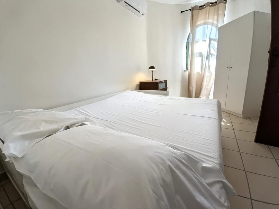 Bed, Photo of the whole room, Bedroom, air conditioner