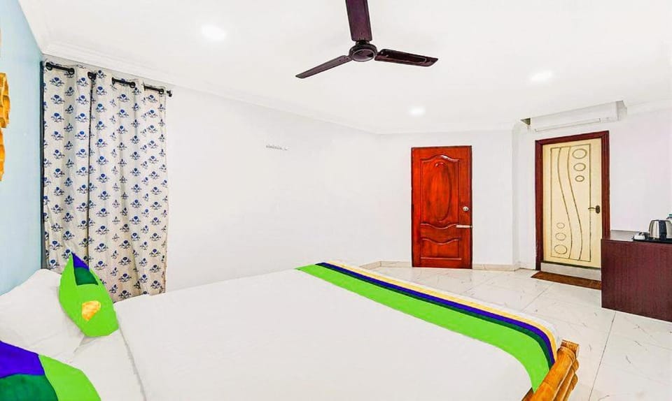Signature Grande with swimming pool pondicherry Bed and Breakfast in Puducherry
