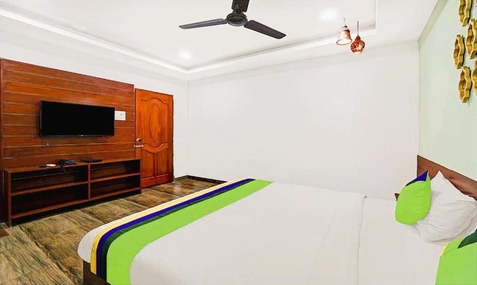 Signature Grande with swimming pool pondicherry Bed and Breakfast in Puducherry