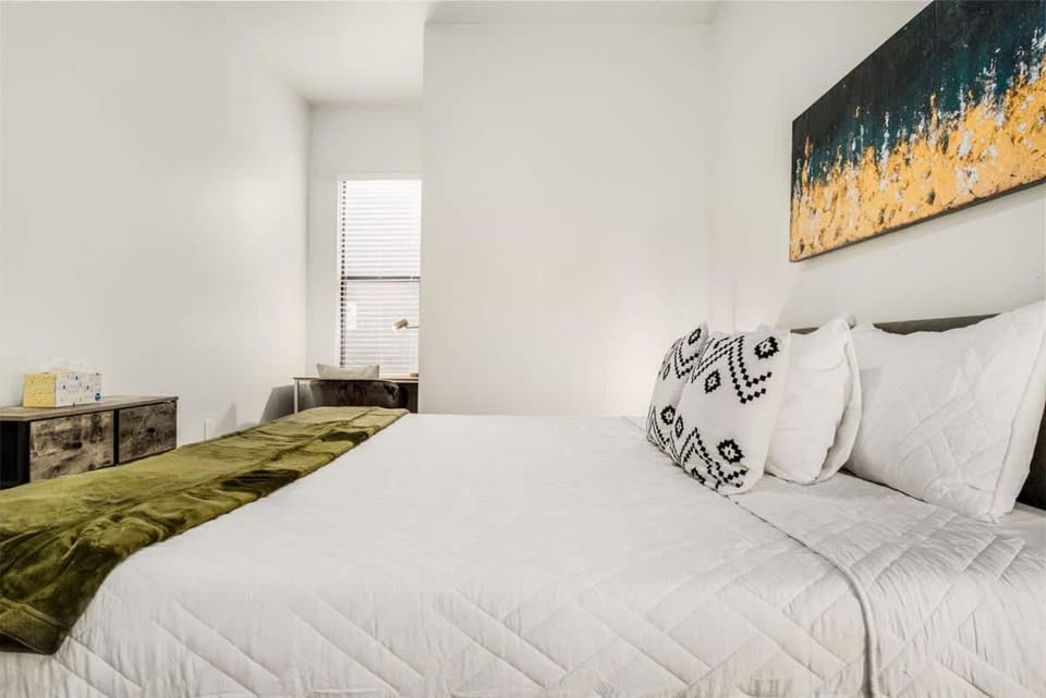 Boulevard Stays Walk to Downtown 1BR SoCo Pool Parking Gym 01 Apartment in Austin
