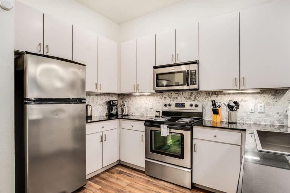 Boulevard Stays Walk to Downtown 1BR SoCo Pool Parking Gym 01 Apartment in Austin