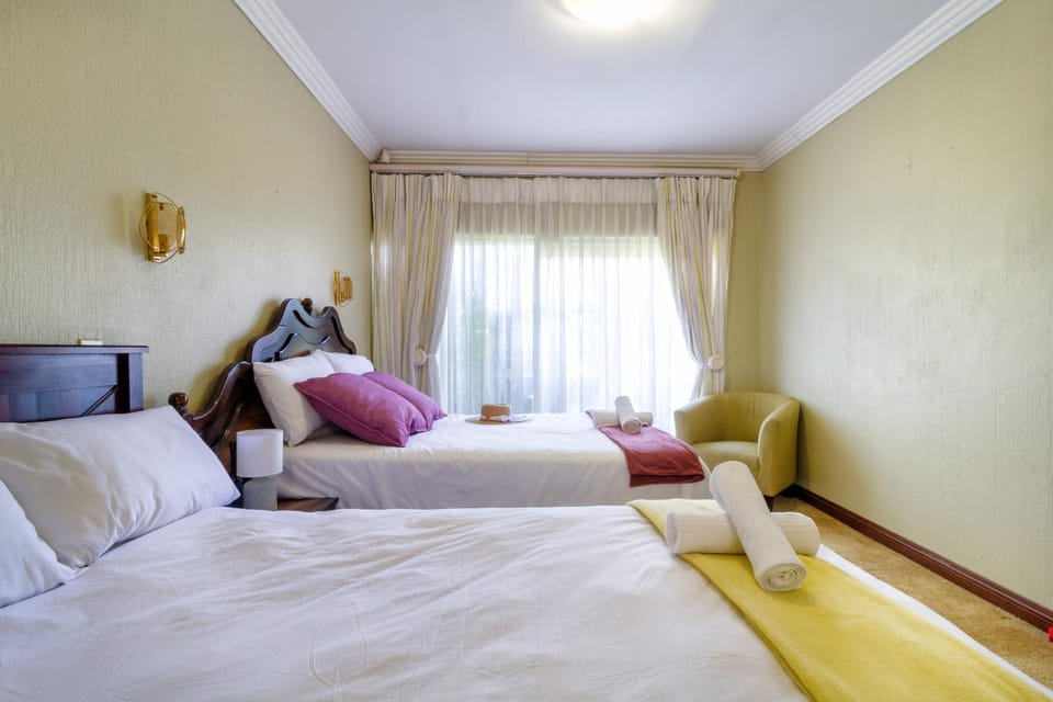 Spacious and homely 4-bed home in Honey Hills Apartment in Roodepoort