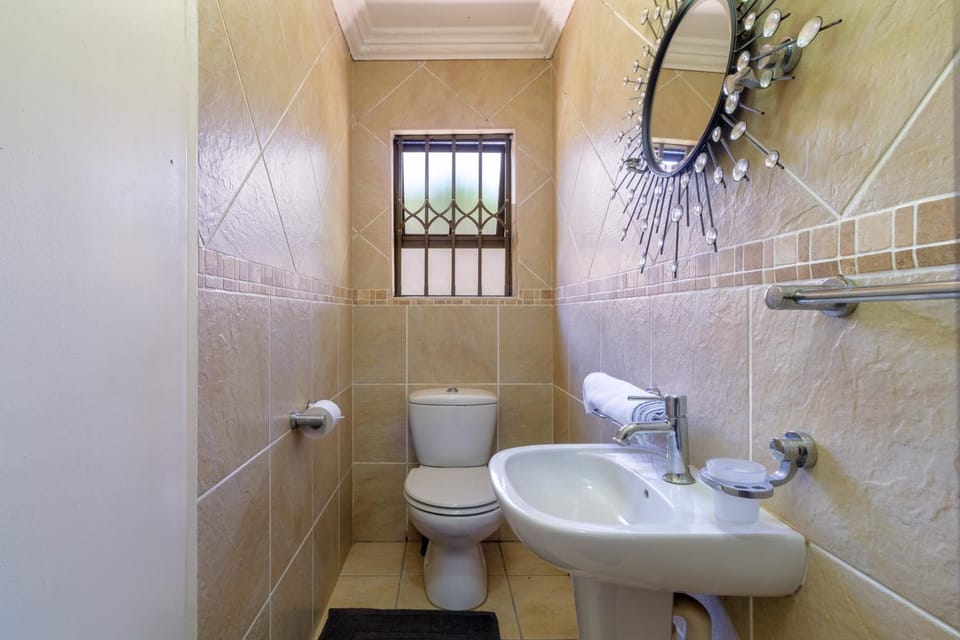 Spacious and homely 4-bed home in Honey Hills Apartment in Roodepoort