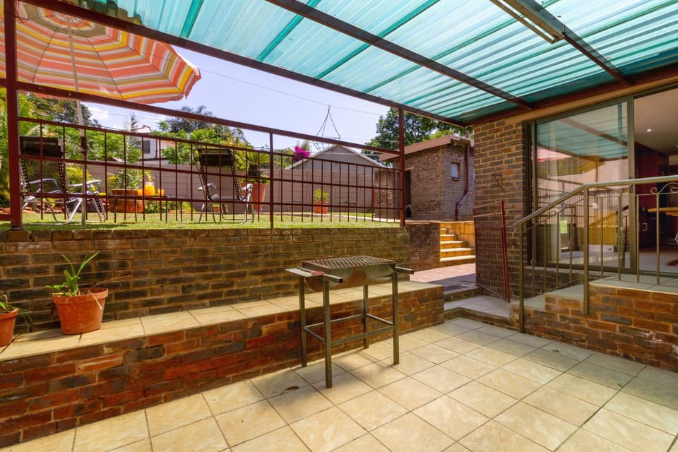 Spacious and homely 4-bed home in Honey Hills Apartment in Roodepoort