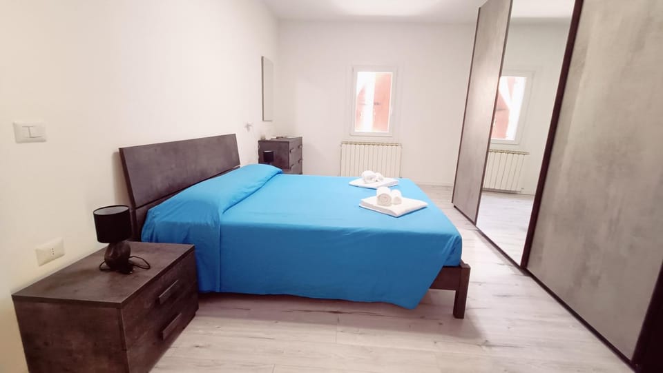Bed, Photo of the whole room, Bedroom, internet, wardrobe